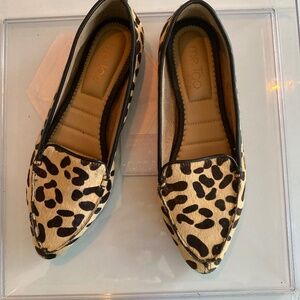 Leopard print pointy flats